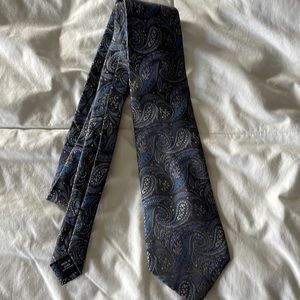 Gray, silver, and cornflower blue Jones New York men’s tie